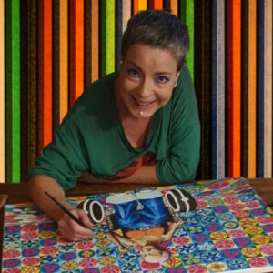 Valérie Haugmard en train de peindre une œuvre dans son atelier