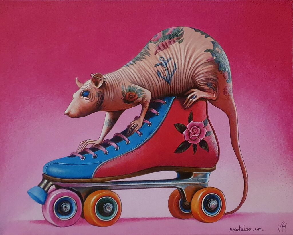 Rat nu tatoué de motifs floraux, posé sur un patin à roulettes coloré, sur fond rose, dans un univers artistique surréaliste et poétique.